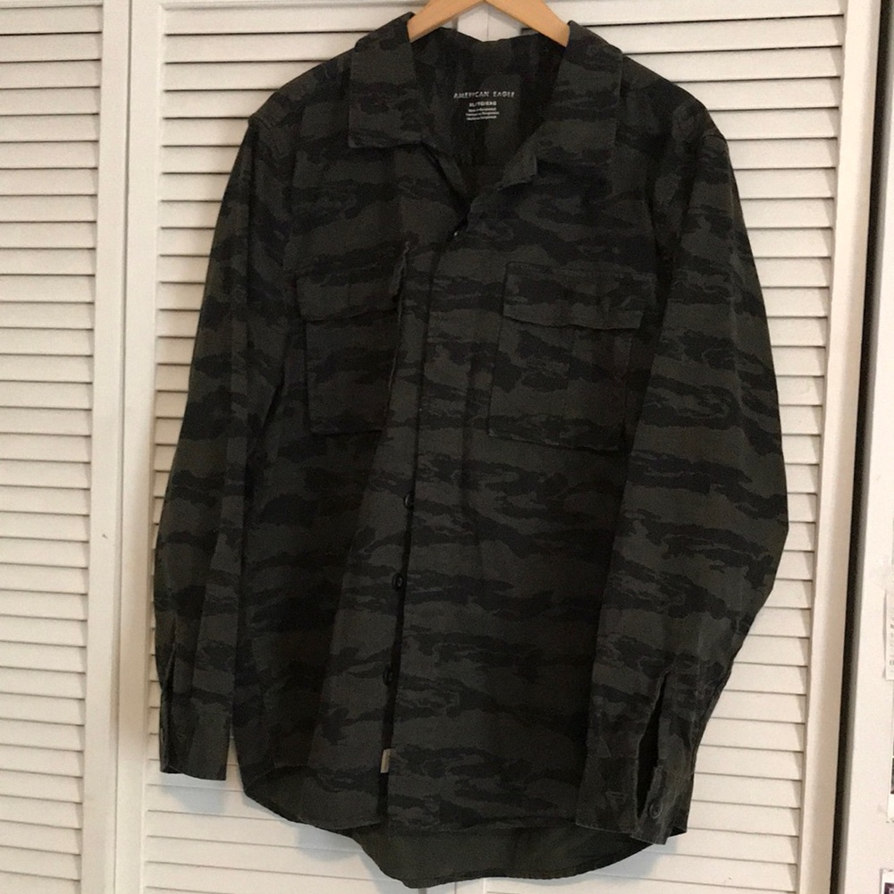 American Eagle Men's Green and Black Camouflage Stripe Button-Up Shirt